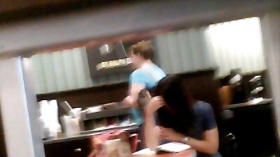 Bimbo smailiais speneliais glosto savo šiknuką ant lovos