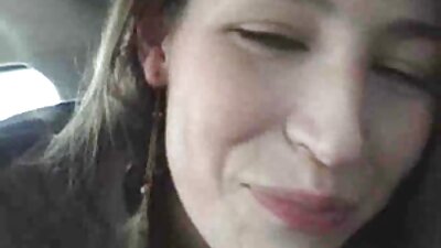 Dvi merginos sėdi užpakaliais ant žolės dulkintis