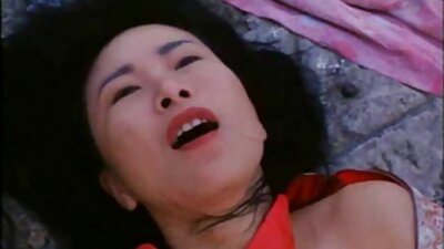 Merginos sėdi limuzino gale ir erzina viena kitą trise