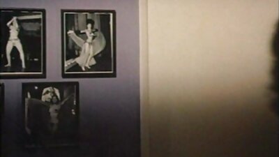 Drėgnos rožinės pūlingos lūpos atsiveria aplink juodą penį, kai mergina dejuoja