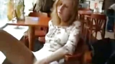 Šviesiaplaukę su seksualiu užpakaliuku jos vyras įsiskverbia į sofą