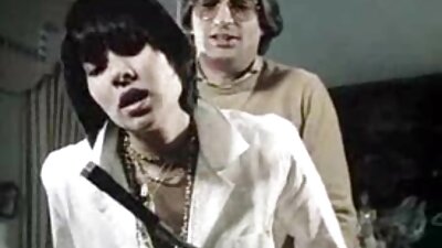 Mažoji mylimoji vis prikišama prie baseino