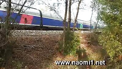 Ištvirkusios merginos bučiuojasi gaudamos didelius gaidžius iš užpakalio