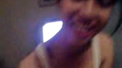 Mergina teikia sekso paslaugas jaunam vyrui soliariume prieš kamerą