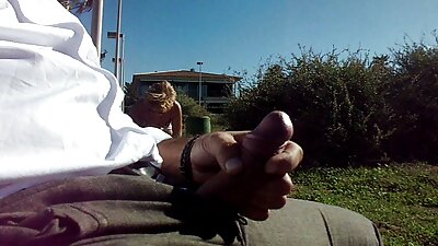 Merginą, kuri myli gaidį, įsiskverbia jos meilužis