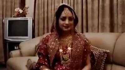 Miela blondinė rodo savo papus čiulpdama didelį penį