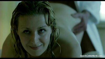 Biure ant rašomojo stalo į šoną įsiskverbia karštas bimbo