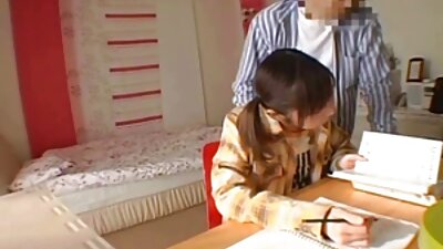 Moteris, turinti įdegio linijas, čia puikiai išnaudoja savo nusileidimo juostą