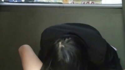 Viliojantis kūdikis žvaliais papais šokinėja ant agento varpos kaip profesionalas