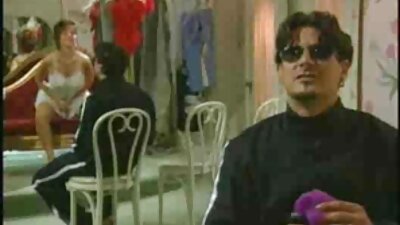 Šviesiaplaukė su dideliais išsipūtusiais speneliais elgiasi šuniškai, mėgaujasi