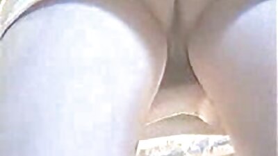 Pornografijos žvaigždė su didele stelažu slepiasi ant savo didelių krūtų
