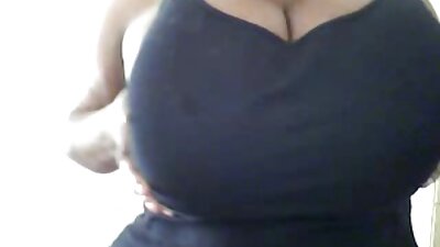 Klykia brunetė, įkišusi ranką į šlapią šipulį