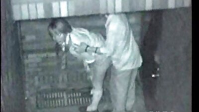 Seksualioji Latina jauniklė naudoja savo burną džiugindama partnerio pastatytą penį