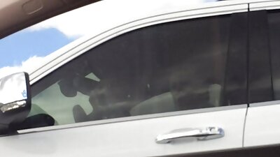 Kendra čiulpia savo didelį užpakalį prieš kamerą