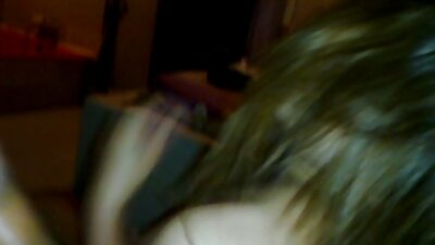 Latinos dideli papai kyla aukštyn ir žemyn, kai ji bučiuoja didelę meškerę