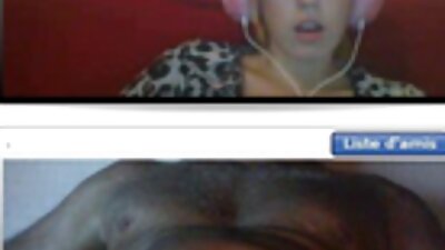 Verslininkas kopuliuoja ant sofos su gražia meiluže