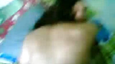 Mažytis jauniklis paima kiekvieną savo didžiojo gaidžio colį į jos slampinėtą skylę