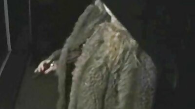 Juoda moteris su dideliais papais laižosi baltasis vaikinas