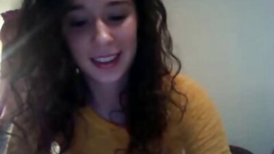 Raudonplaukė hottie kutena savo mylimojo klitorį