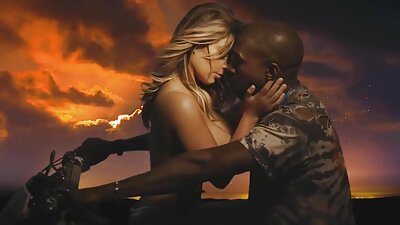 Jauna moteris gauna didelį juodą gaidį, kurio reikia jos pūlingai