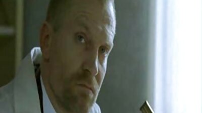 Karšta brunetė spaudžia papus, kai nori jos partneris