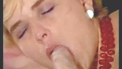 Slutty Allison Moore sėdi ant didelio gaidžio ir aistringai juo joja