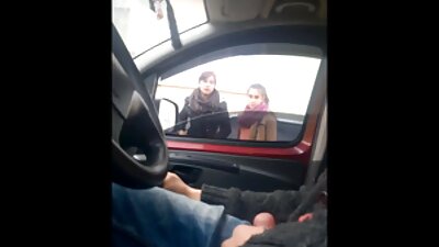 Paauglys biuro darbuotojas džiugina savo viršininką papildomu darbu su savo peniu