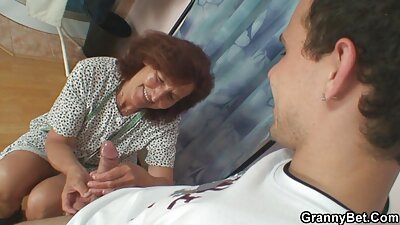 Dideli juodi gaidžiai dubliuoja apleistą merginą ir ištiesia ją