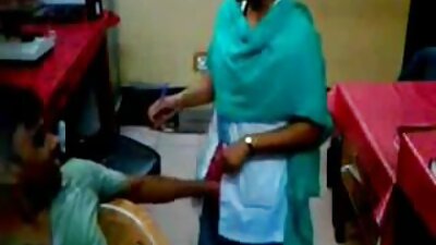 Miela brunetė pasipuošia kremu prie židinio