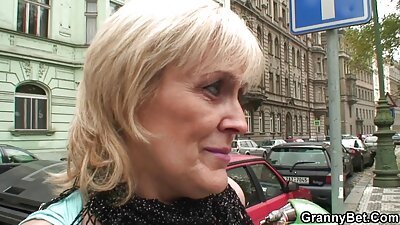 Šviesiaplaukė su mažais papais prieš fotoaparatą ima karštą veidą