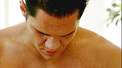 Liekna ponia, kuri turi liesą užpakalį, daužosi savo pūlingą