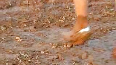 Šviesiaplaukė gauna šiek tiek cum į savo gražų veidą, kol ji yra baseine