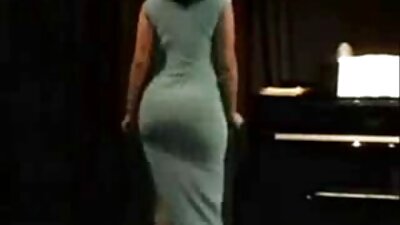 Ispanijos gražuolė Carolina Abril sėdi ant didelio gaidžio