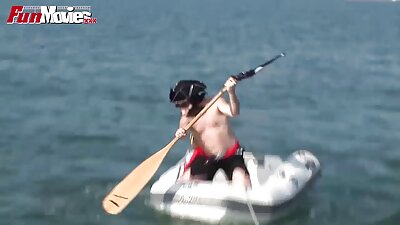 Garbanota brunetė Megan Rain kojinėse rūpinasi pūlingu