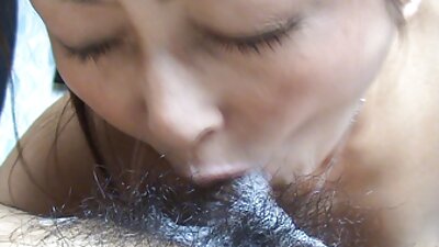 Įsiskverbia brunetė natūraliomis krūtimis ir seksualiu užpakaliuku