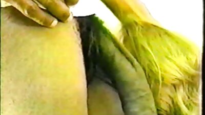 Kūdikis su mažais speneliais ant mažų papų yra savo sode, dulkinasi