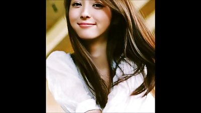 Veronika čiulpia kietą gaidį ir keletą kamuoliukų furgono gale