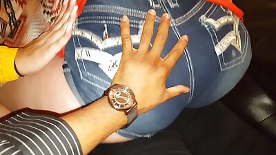 Liekna brunetė su karštomis tatuiruotėmis daro reikalus su vaikinu